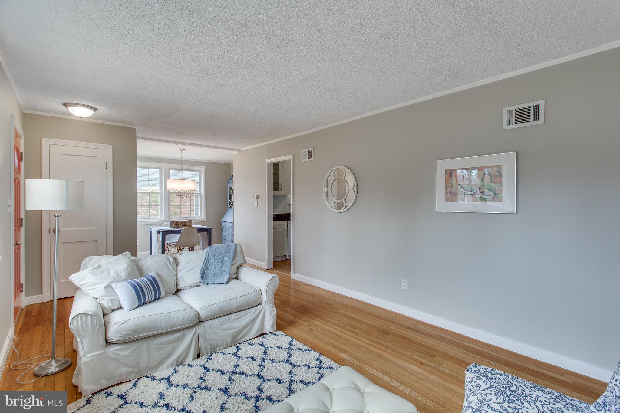 1704 Jamestown Road Alexandria, VA 22308 - Photo 9 of 29 Living Room