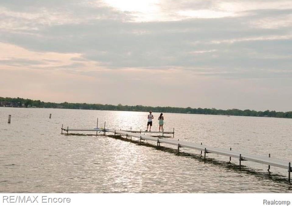 709 Cedarlawn Road Waterford, MI 48328 - Photo 14 of 17 Elizabeth Lake Beach Access View 2