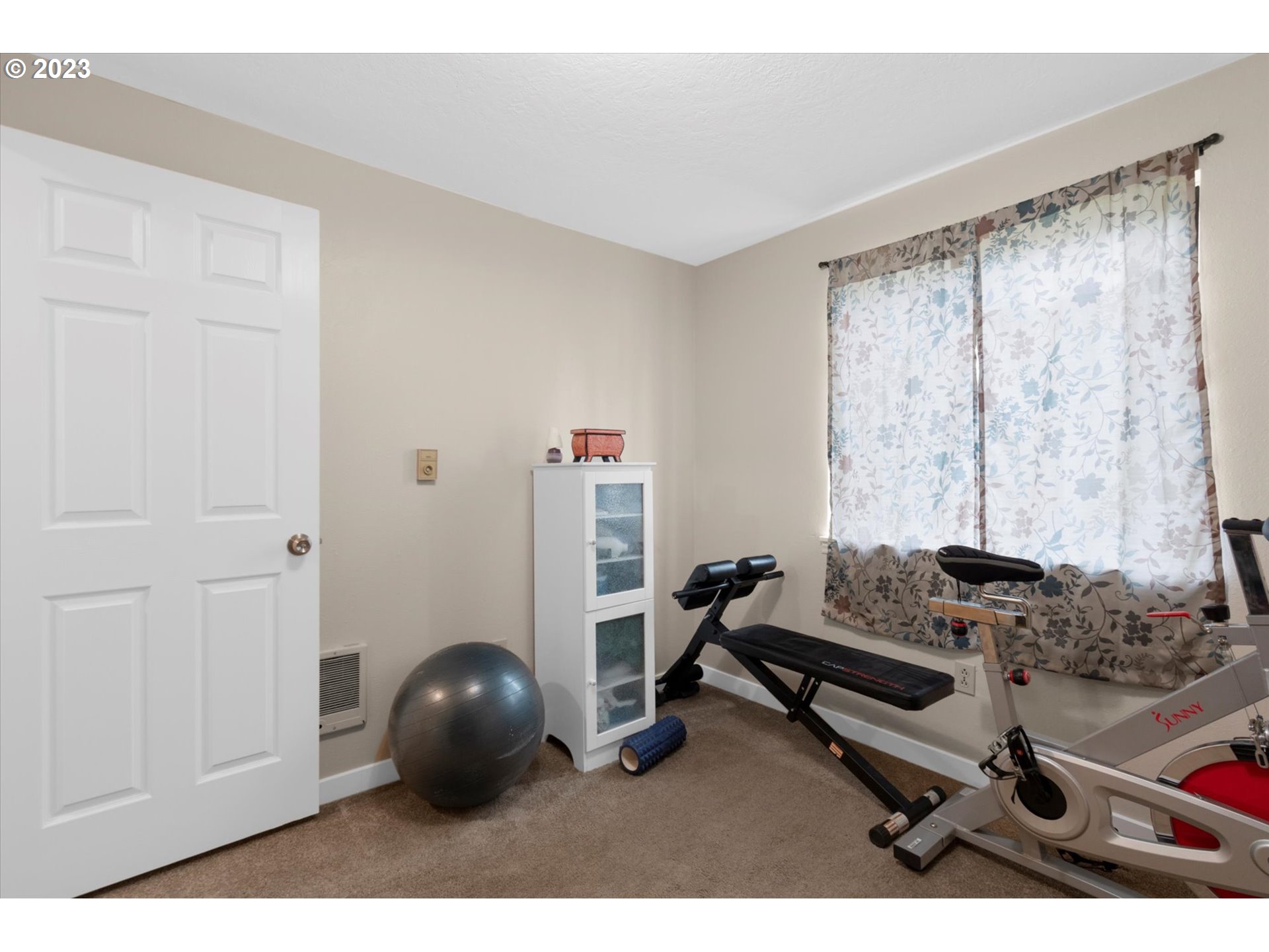 39935 Davis Street Sandy, OR 97055 - Photo 21 of 32 a living room with furniture and a window