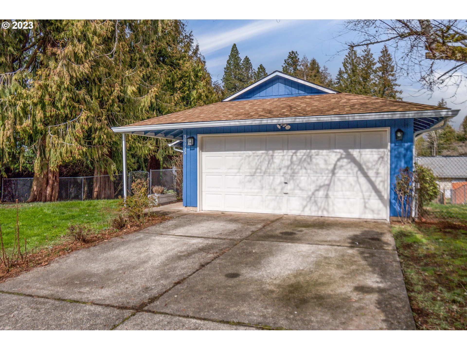 39935 Davis Street Sandy, OR 97055 - Photo 3 of 32 a front view of a house with a yard