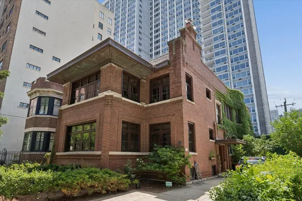 $5,100 | 717 West Junior Terrace, Unit 1, Chicago, IL 60613