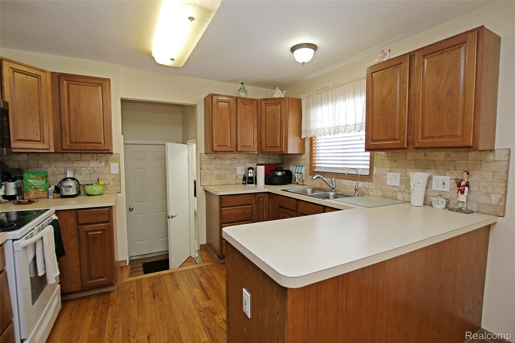 11348 Fenton Road Fenton, MI 48430 - Photo 12 of 47 12) Kitchen.jpg