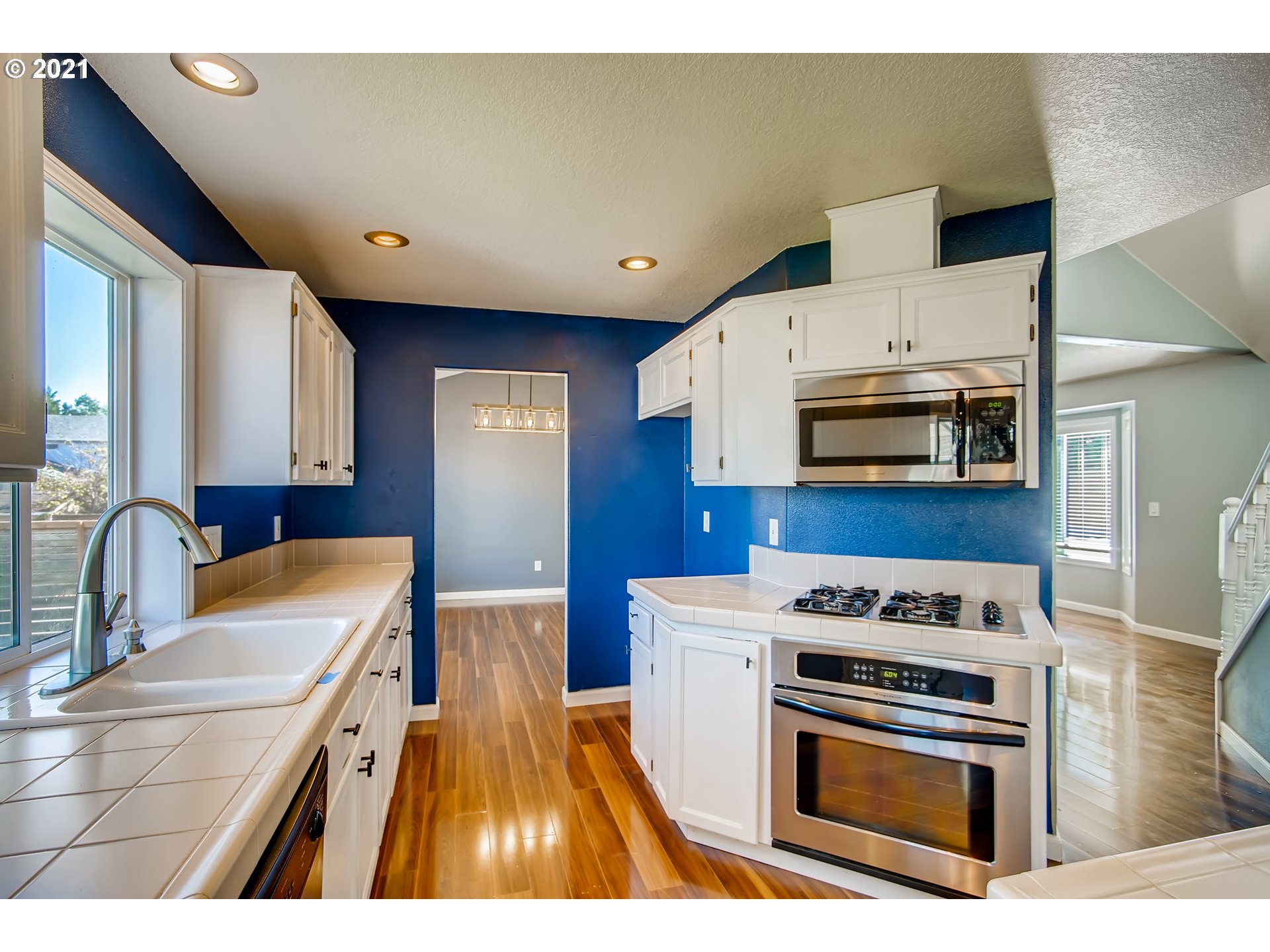 1919 Northeast Gertz Road Portland, OR 97211 - Photo 11 of 32 Gallery Image 11