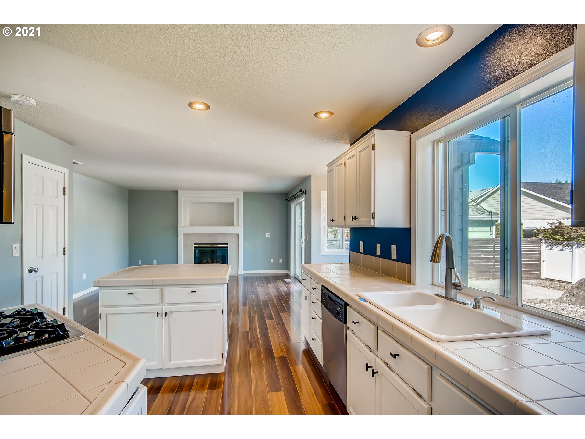 1919 Northeast Gertz Road Portland, OR 97211 - Photo 12 of 32 Gallery Image 12