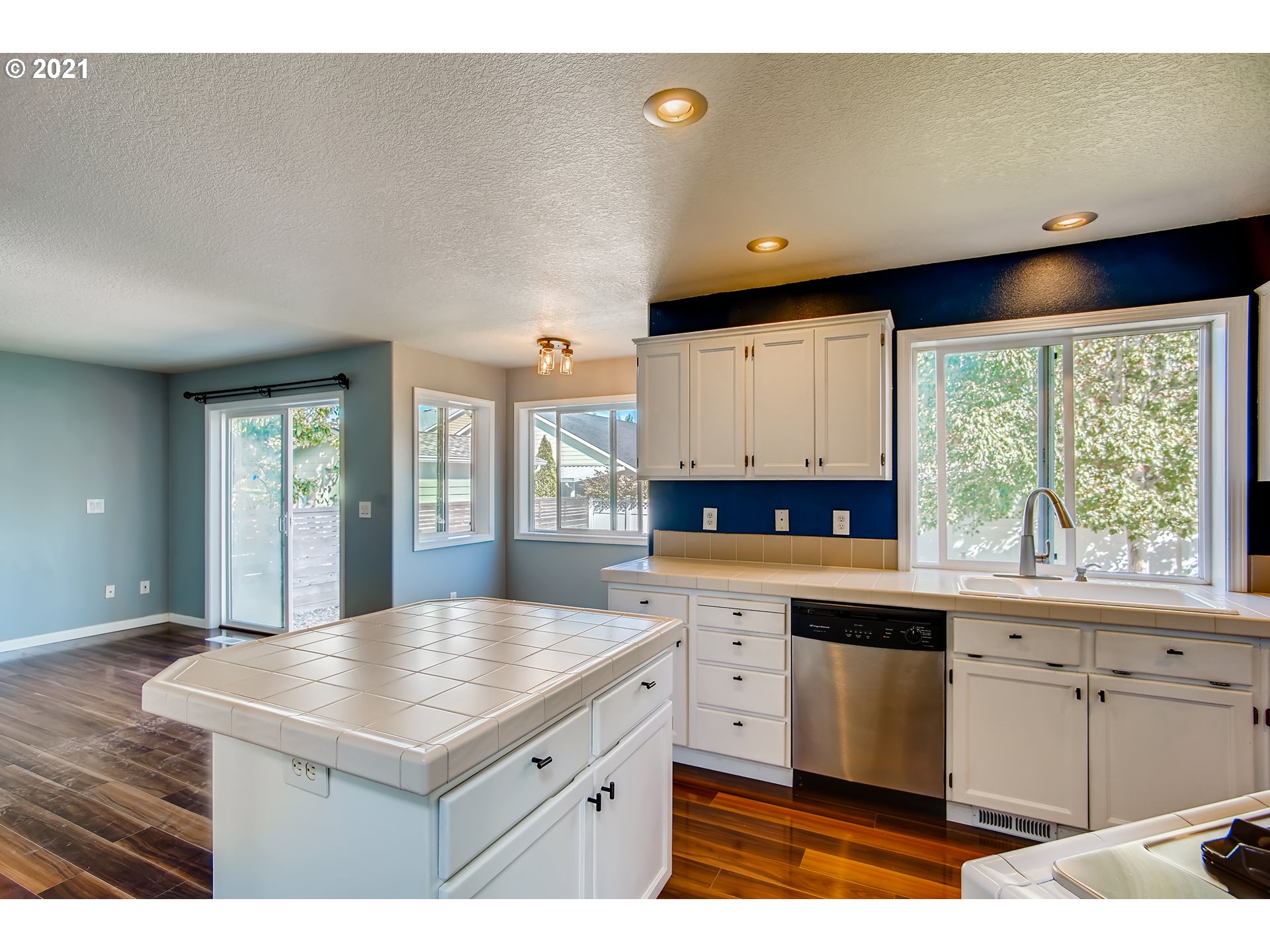 1919 Northeast Gertz Road Portland, OR 97211 - Photo 13 of 32 Gallery Image 13