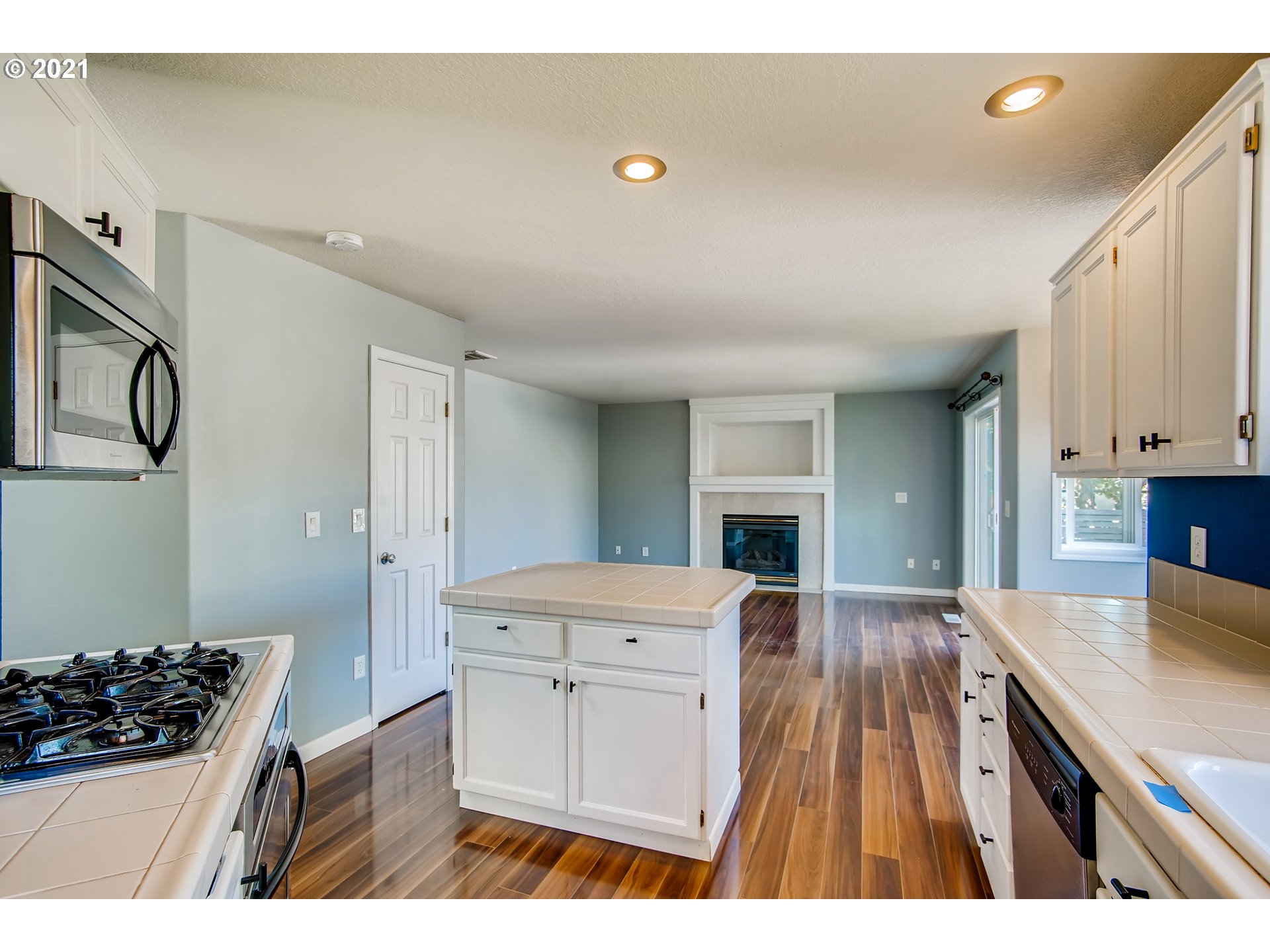 1919 Northeast Gertz Road Portland, OR 97211 - Photo 14 of 32 Gallery Image 14