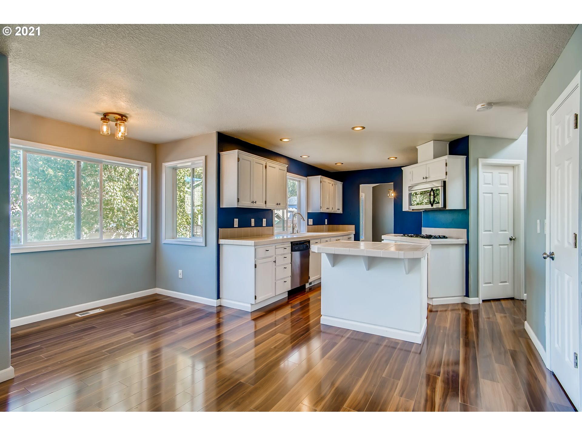 1919 Northeast Gertz Road Portland, OR 97211 - Photo 15 of 32 Gallery Image 15