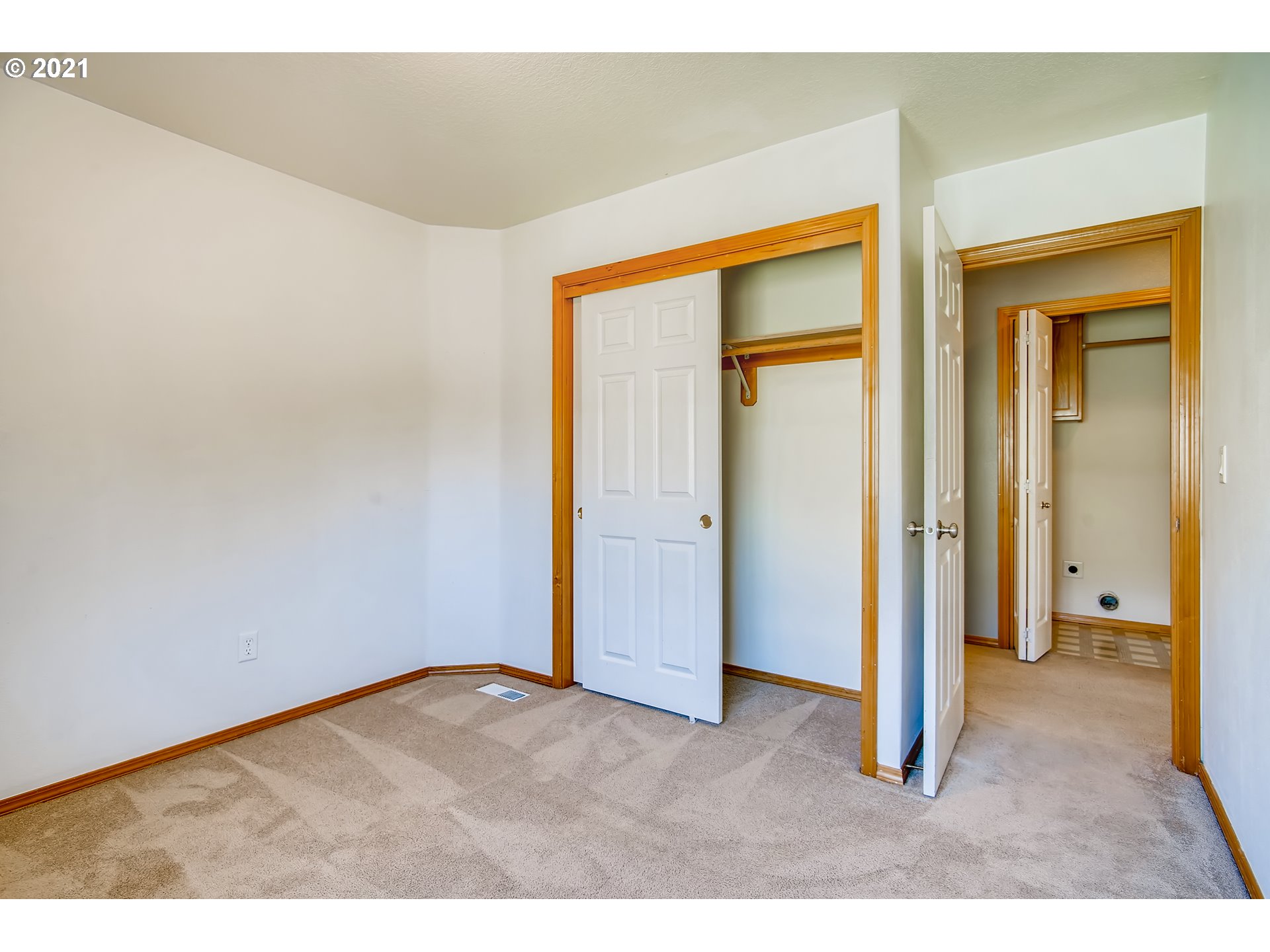 1919 Northeast Gertz Road Portland, OR 97211 - Photo 26 of 32 Gallery Image 26