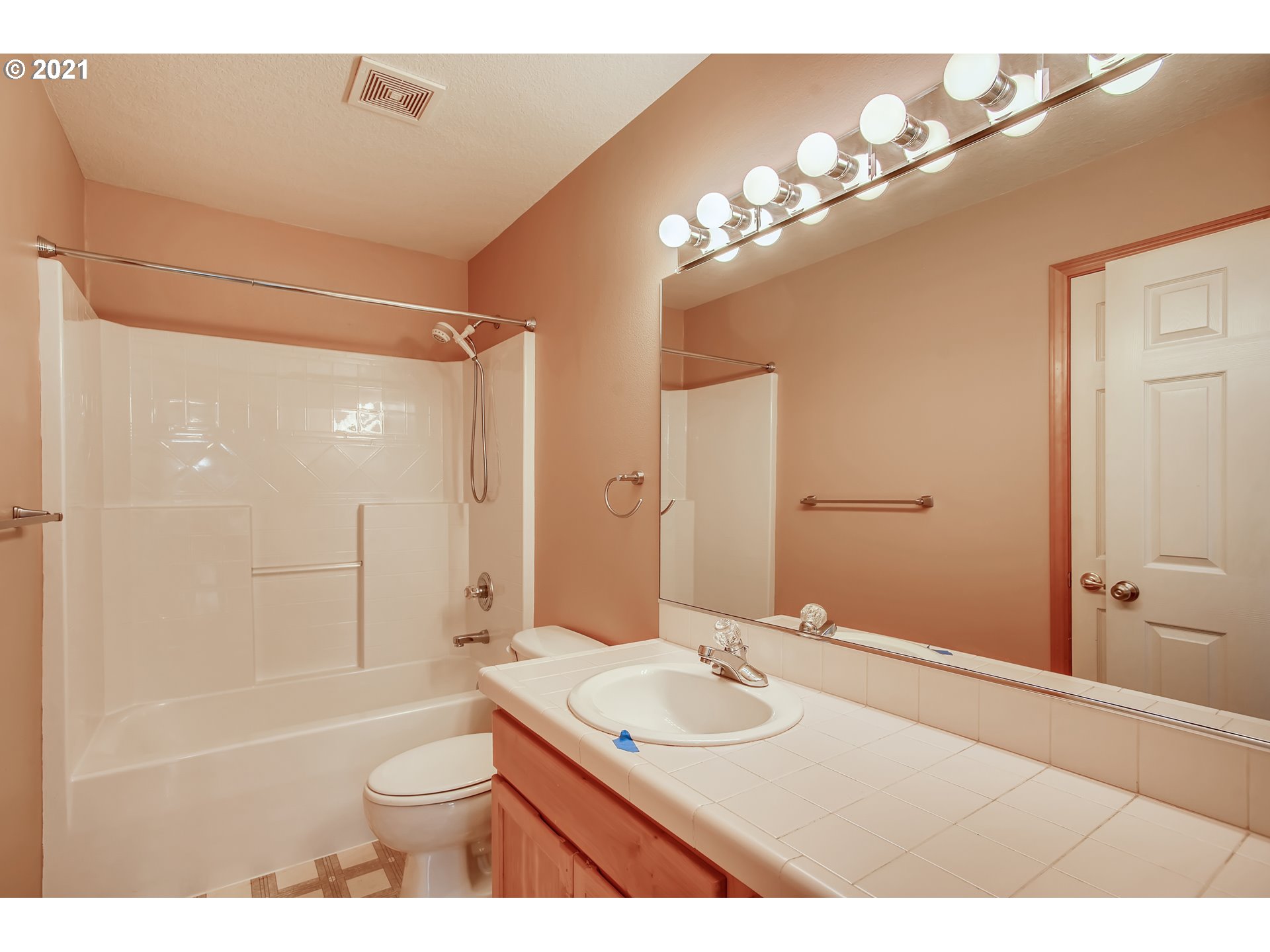 1919 Northeast Gertz Road Portland, OR 97211 - Photo 27 of 32 Gallery Image 27