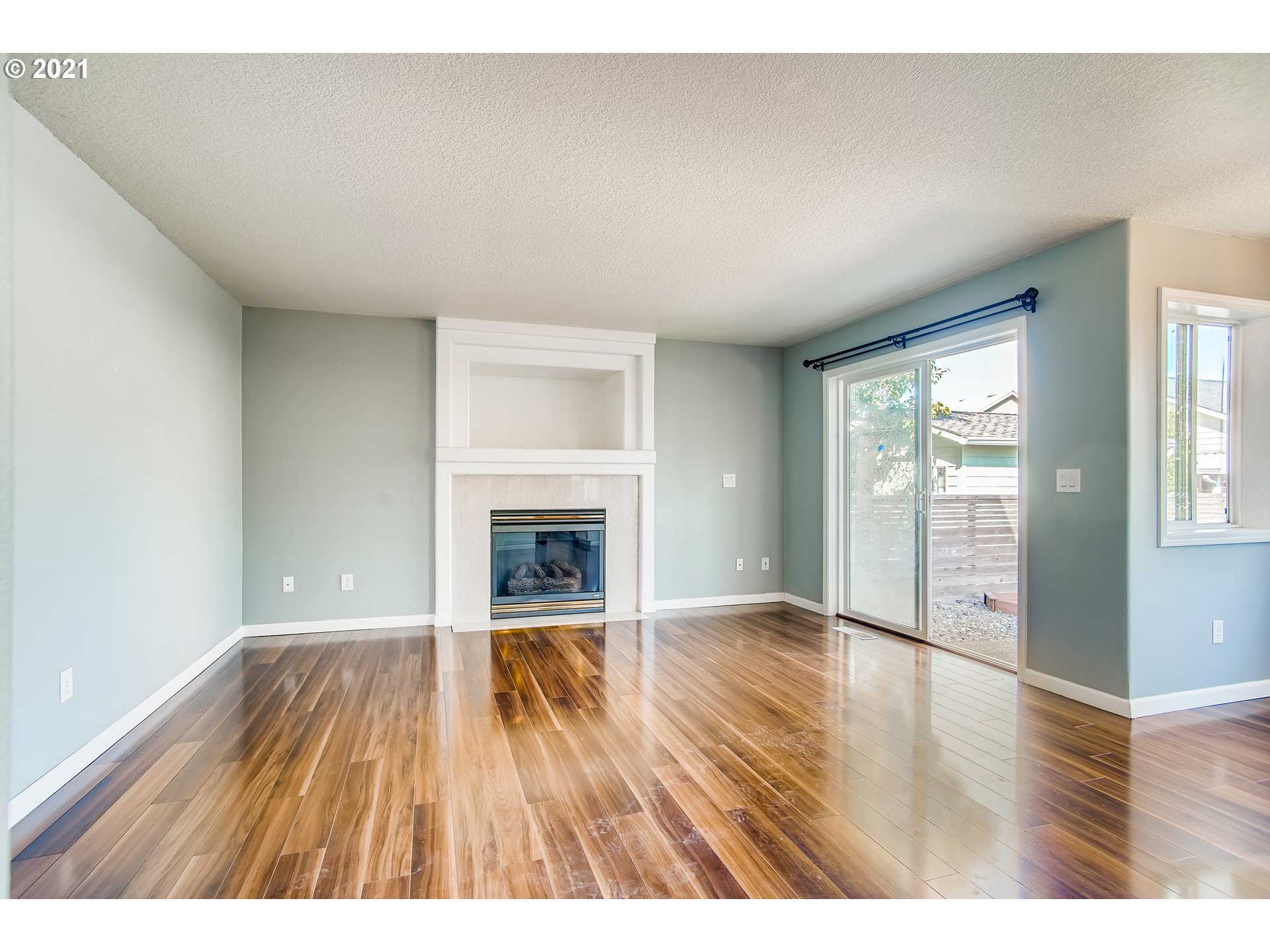1919 Northeast Gertz Road Portland, OR 97211 - Photo 4 of 32 Gallery Image 4