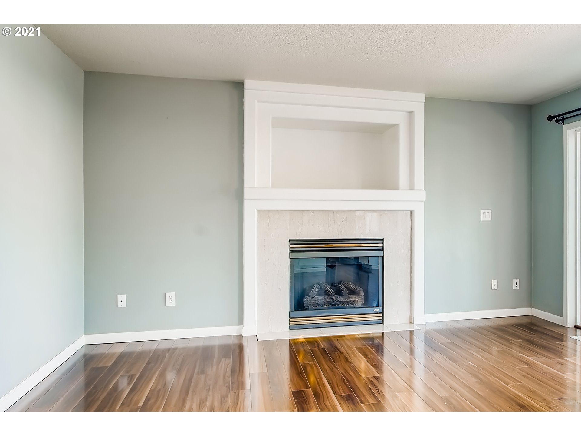 1919 Northeast Gertz Road Portland, OR 97211 - Photo 5 of 32 Gallery Image 5