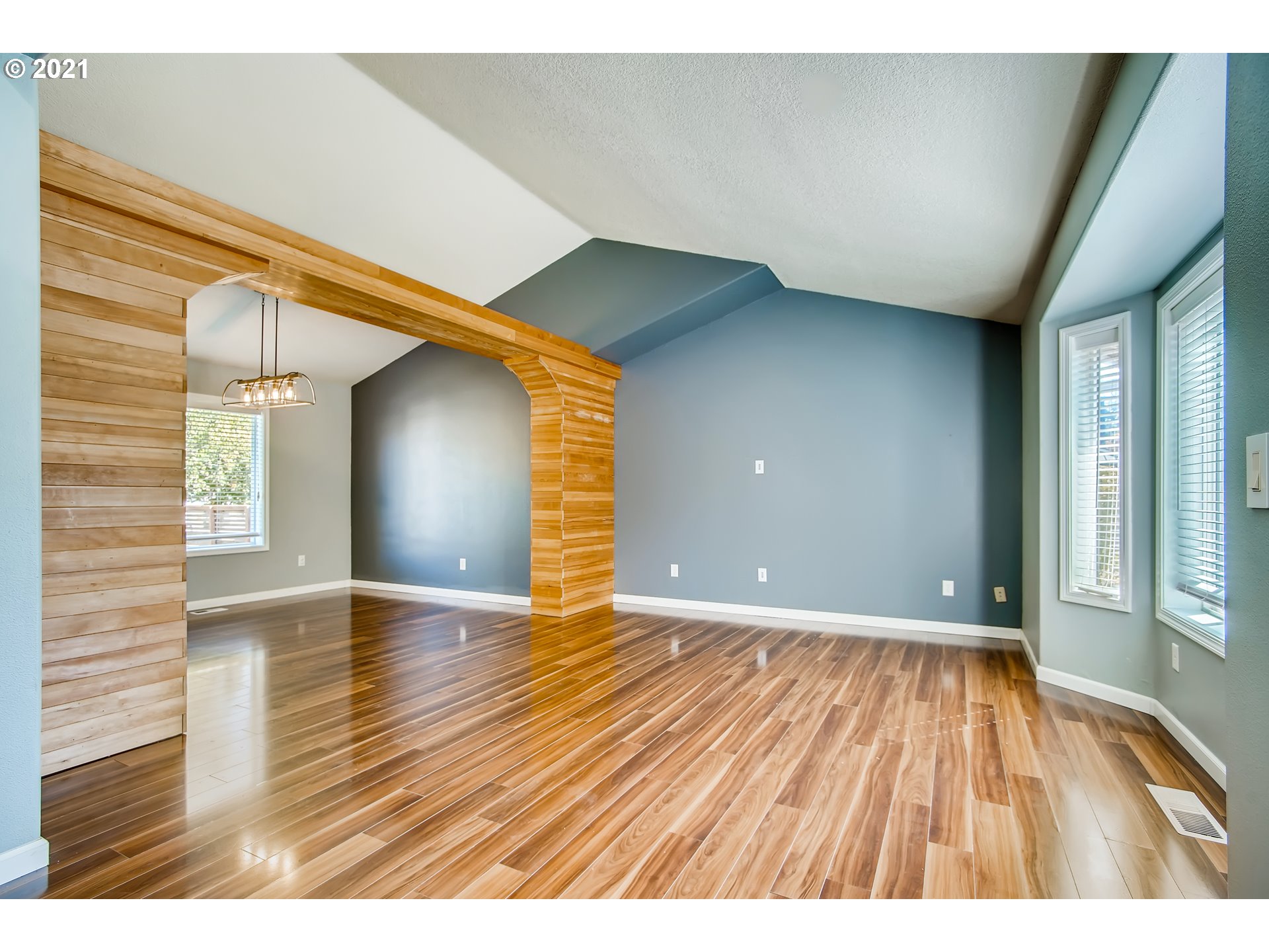 1919 Northeast Gertz Road Portland, OR 97211 - Photo 9 of 32 Gallery Image 9