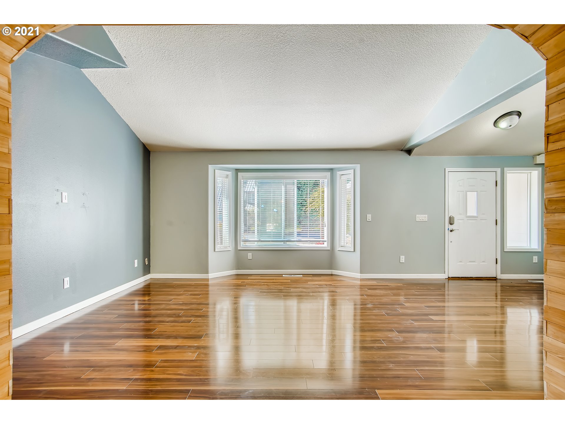 1919 Northeast Gertz Road Portland, OR 97211 - Photo 10 of 32 Gallery Image 10