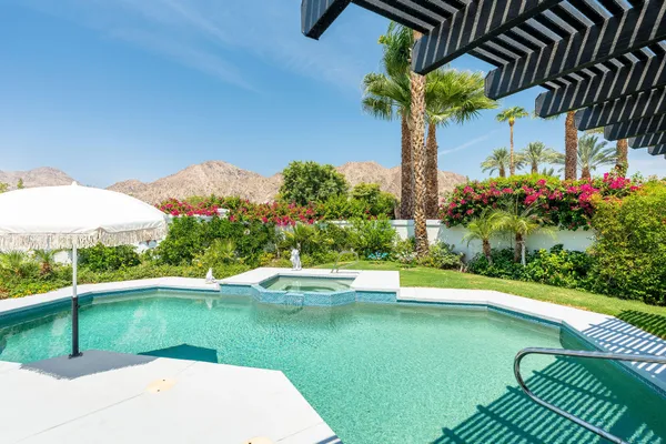 a view of a backyard