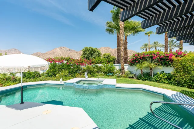 a view of a backyard