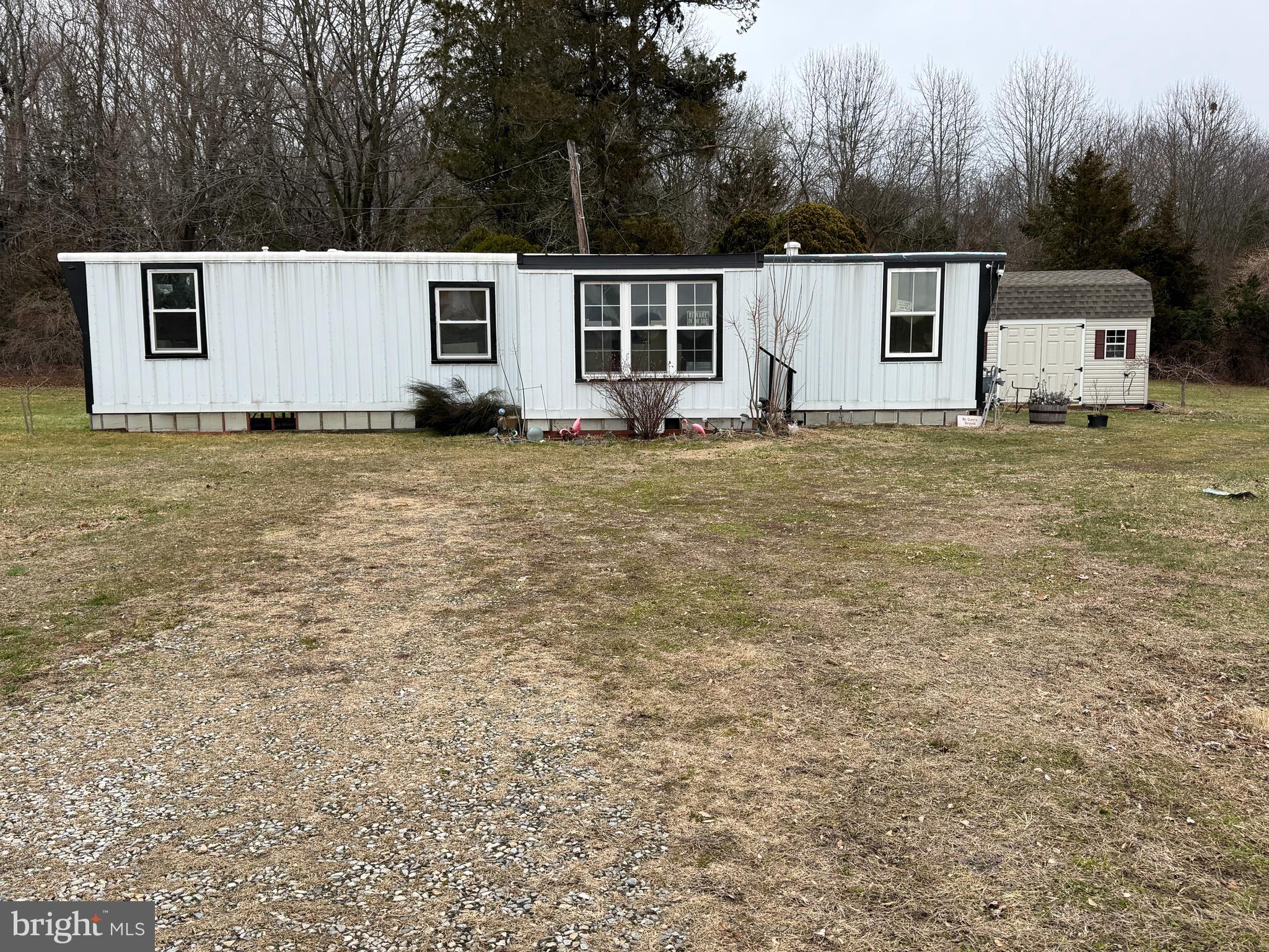 a view of a house with backyard