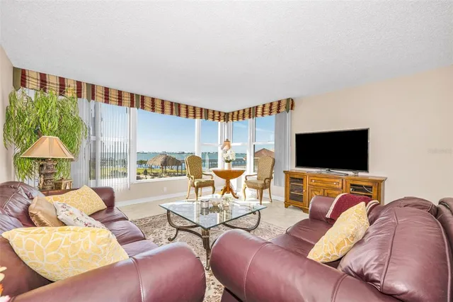 $2,900 | 634 Edgewater Drive, Unit 242, Dunedin, FL 34698