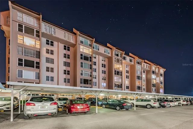 $2,900 | 634 Edgewater Drive, Unit 242, Dunedin, FL 34698