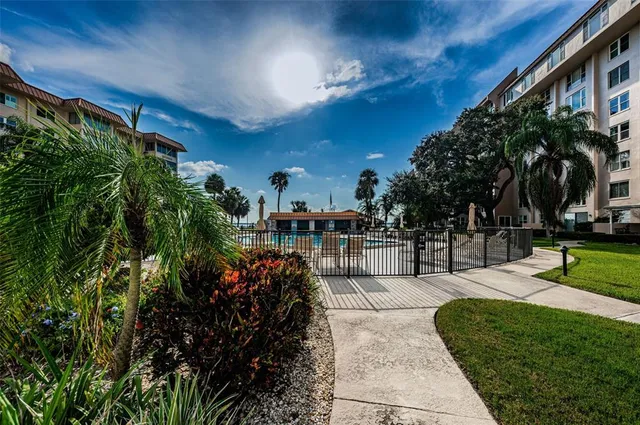 $2,900 | 634 Edgewater Drive, Unit 242, Dunedin, FL 34698
