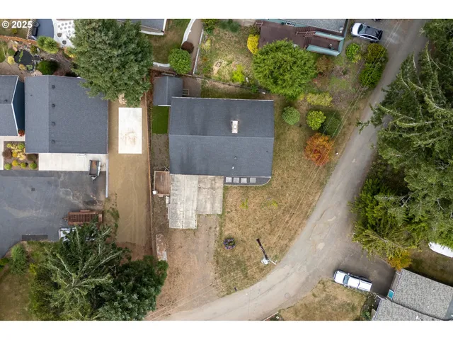 an aerial view of residential house with outdoor space and a lake view