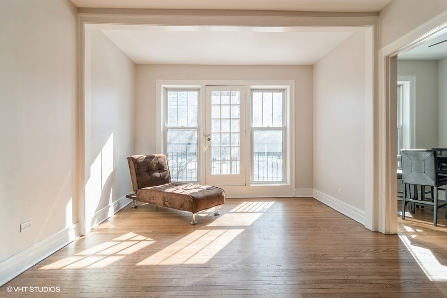 6251 North Sheridan Road, Unit 8 Chicago, IL 60660 - Photo 4 of 11 a spacious bedroom with a bed and wooden floor