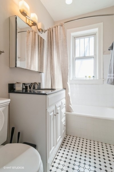 6251 North Sheridan Road, Unit 8 Chicago, IL 60660 - Photo 8 of 11 a bathroom with a sink a toilet and a bathtub