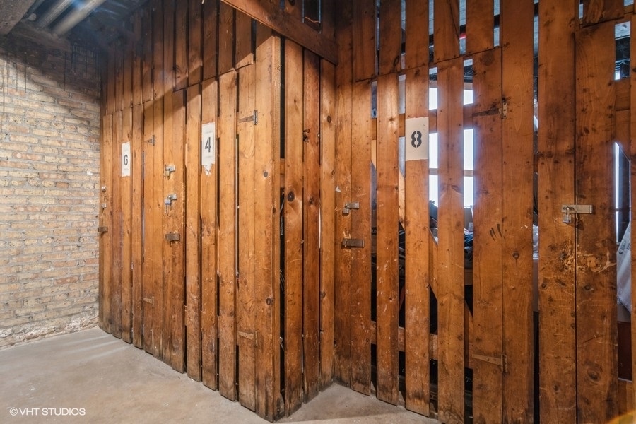 6251 North Sheridan Road, Unit 8 Chicago, IL 60660 - Photo 9 of 11 a view of a wooden door
