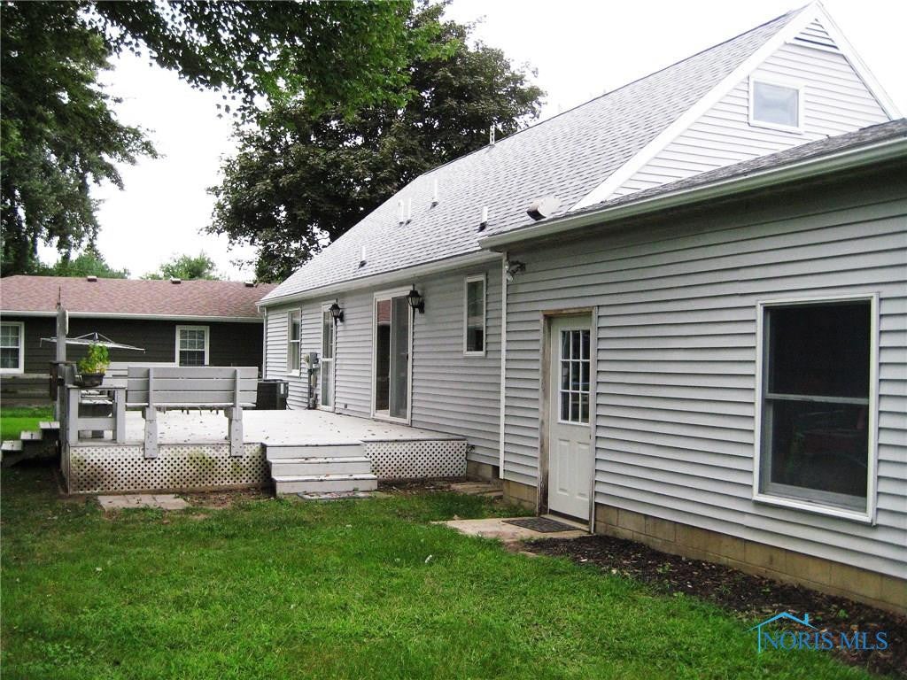 6062 Finzel Road Whitehouse, OH 43571 - Photo 25 of 27 Wonderful large deck and large rear yard.