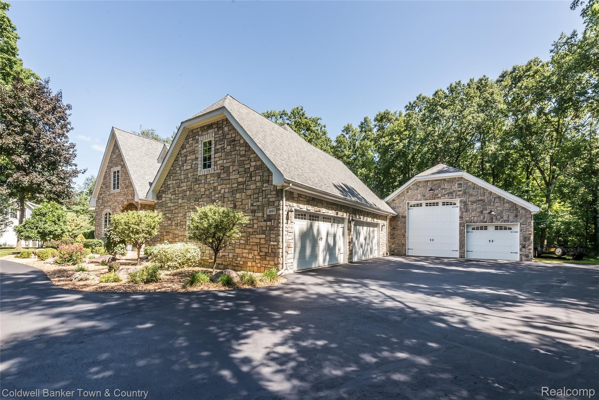 3095 Hunter Road Brighton, MI 48114 - Photo 2 of 92 DSC_4.jpg