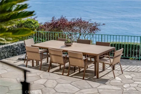 a view of entryway with an outdoor space