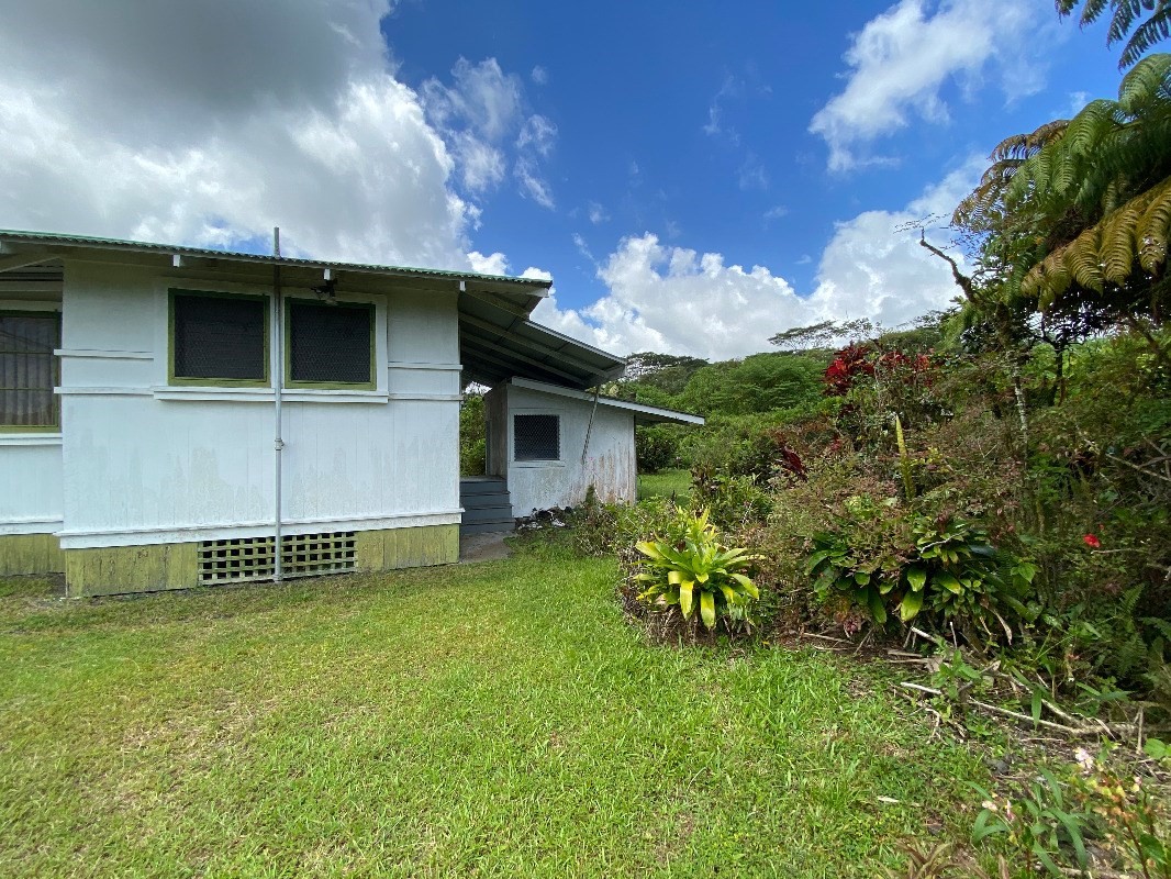 17-324 Volcano Road Kurtistown, HI 96749 - Photo 6 of 30 a backyard of a house with table and chairs