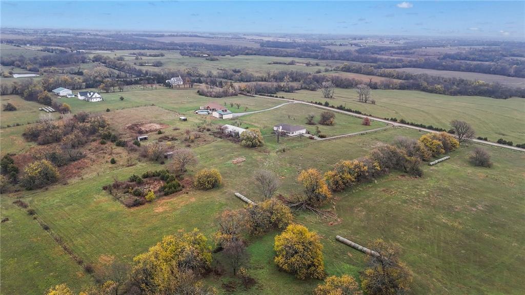 33270 Switzer Road Paola, KS 66071 - Photo 4 of 49