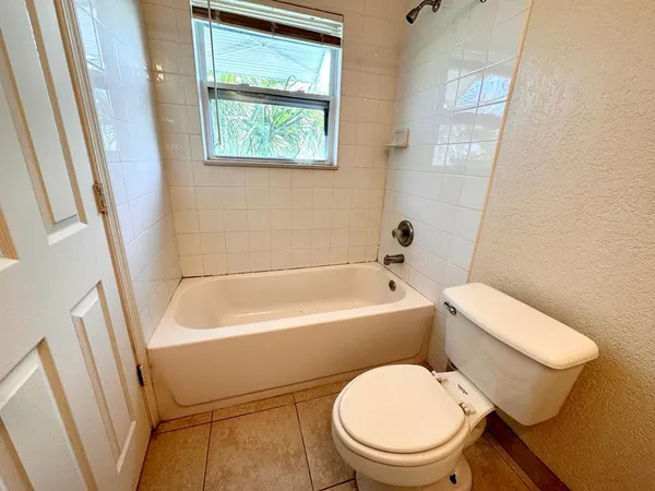 $1,375 | 2005 Broward Avenue, Unit 2, West Palm Beach, FL 33407