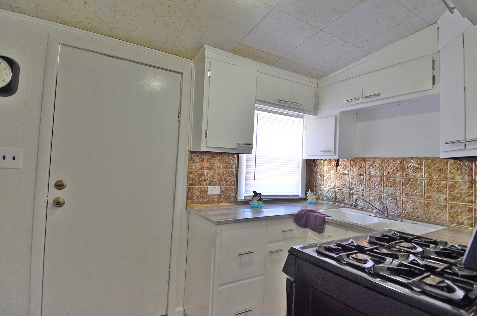 1617 Pine Street Ottawa, IL 61350 - Photo 8 of 13 a kitchen with a stove and a refrigerator