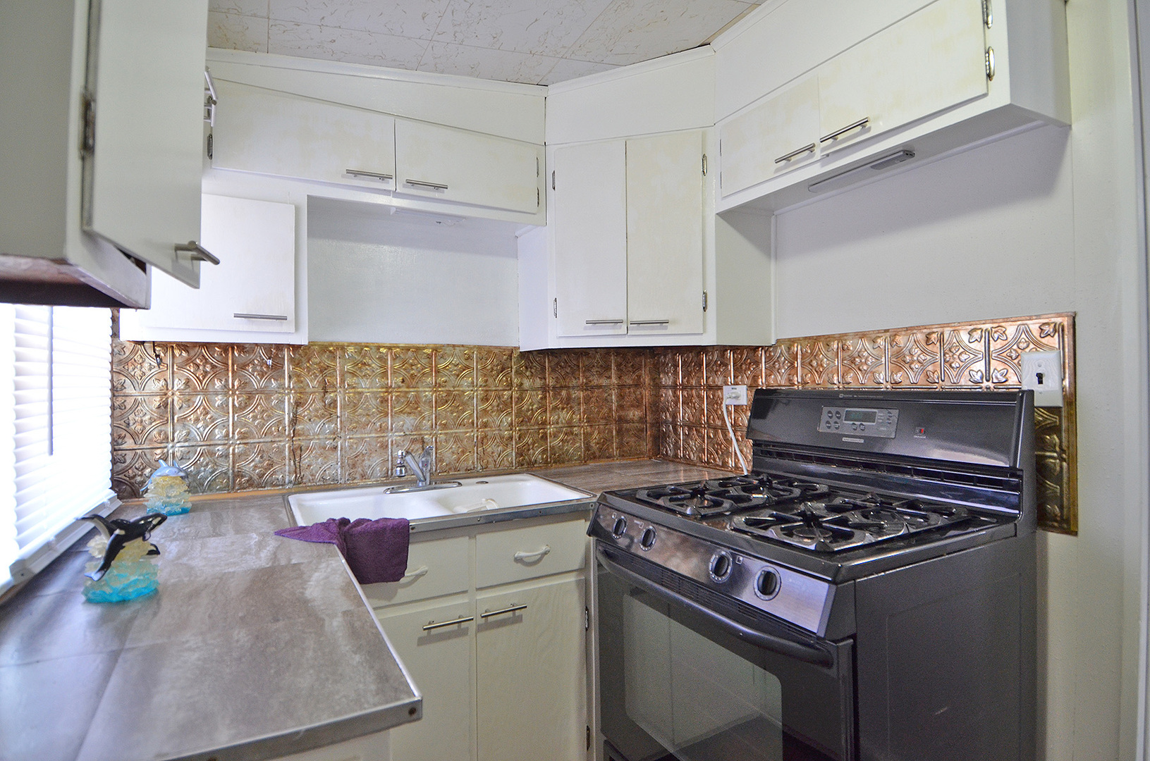 1617 Pine Street Ottawa, IL 61350 - Photo 9 of 13 a kitchen with a stove and a cabinets