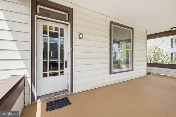 a view of an entryway with a livingroom