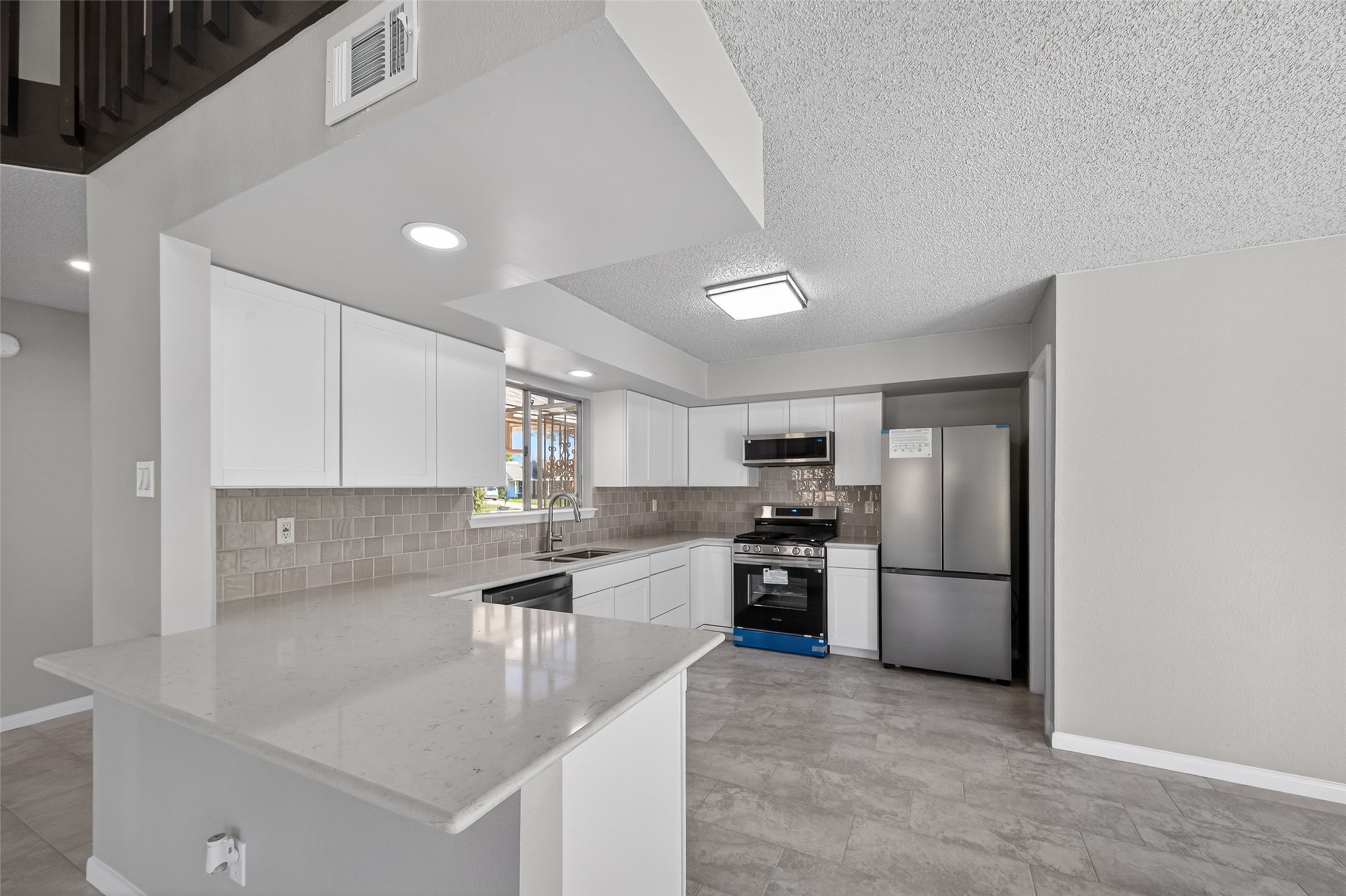 11406 Caesar Drive Houston, TX 77477 - Photo 2 of 32