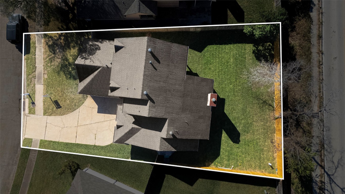 11406 Caesar Drive Houston, TX 77477 - Photo 5 of 32 a bird view of a bathroom