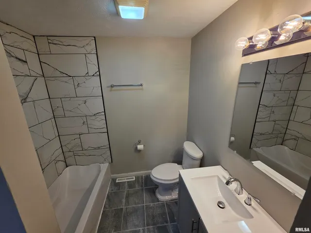 $179,900 | 9 Bryant Lane, Springfield, IL 62702