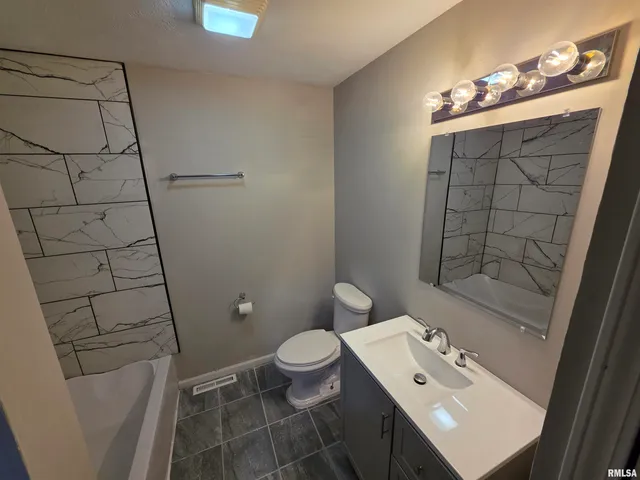 $179,900 | 9 Bryant Lane, Springfield, IL 62702