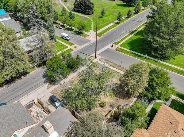 an aerial view of a yard