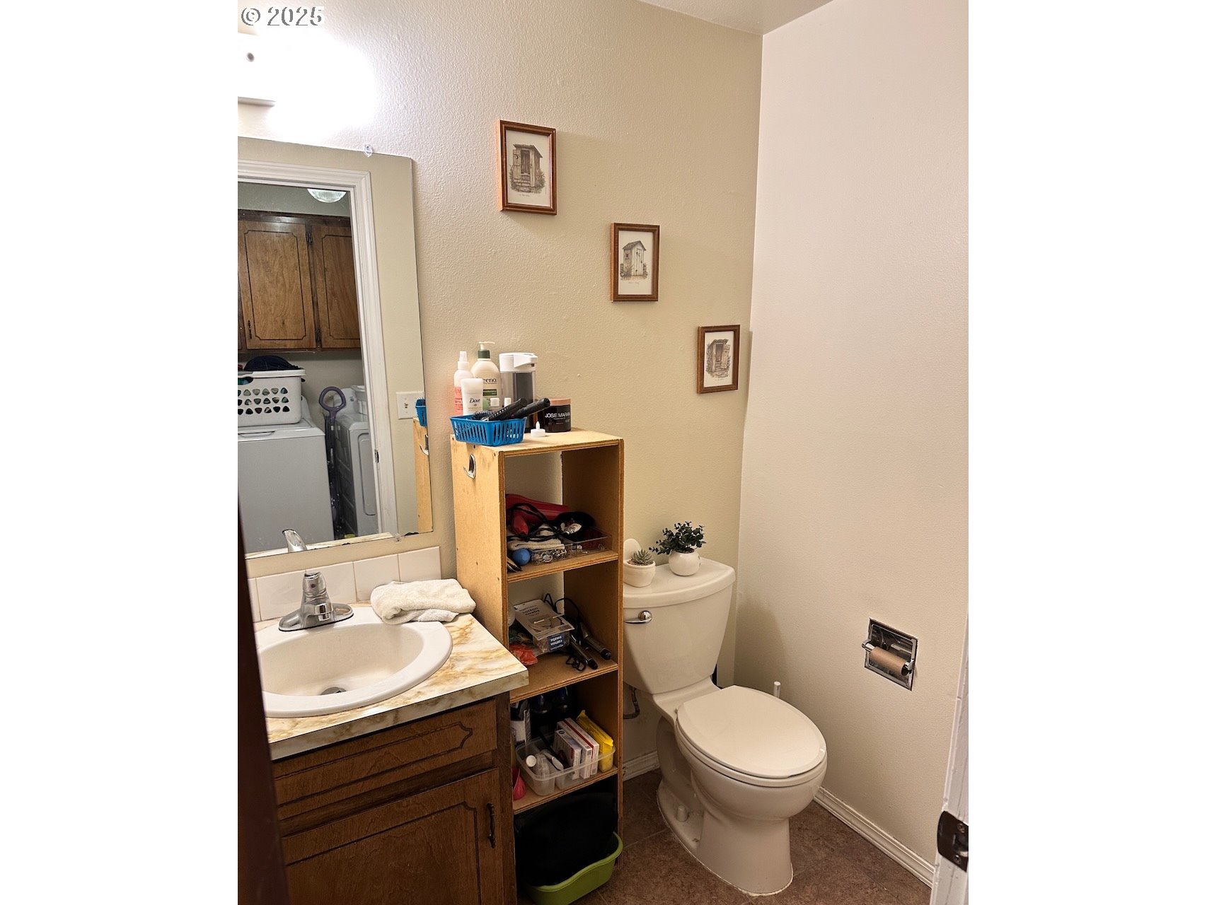 275 South 40th Place Springfield, OR 97478 - Photo 8 of 21 a bathroom with a sink toilet and vanity