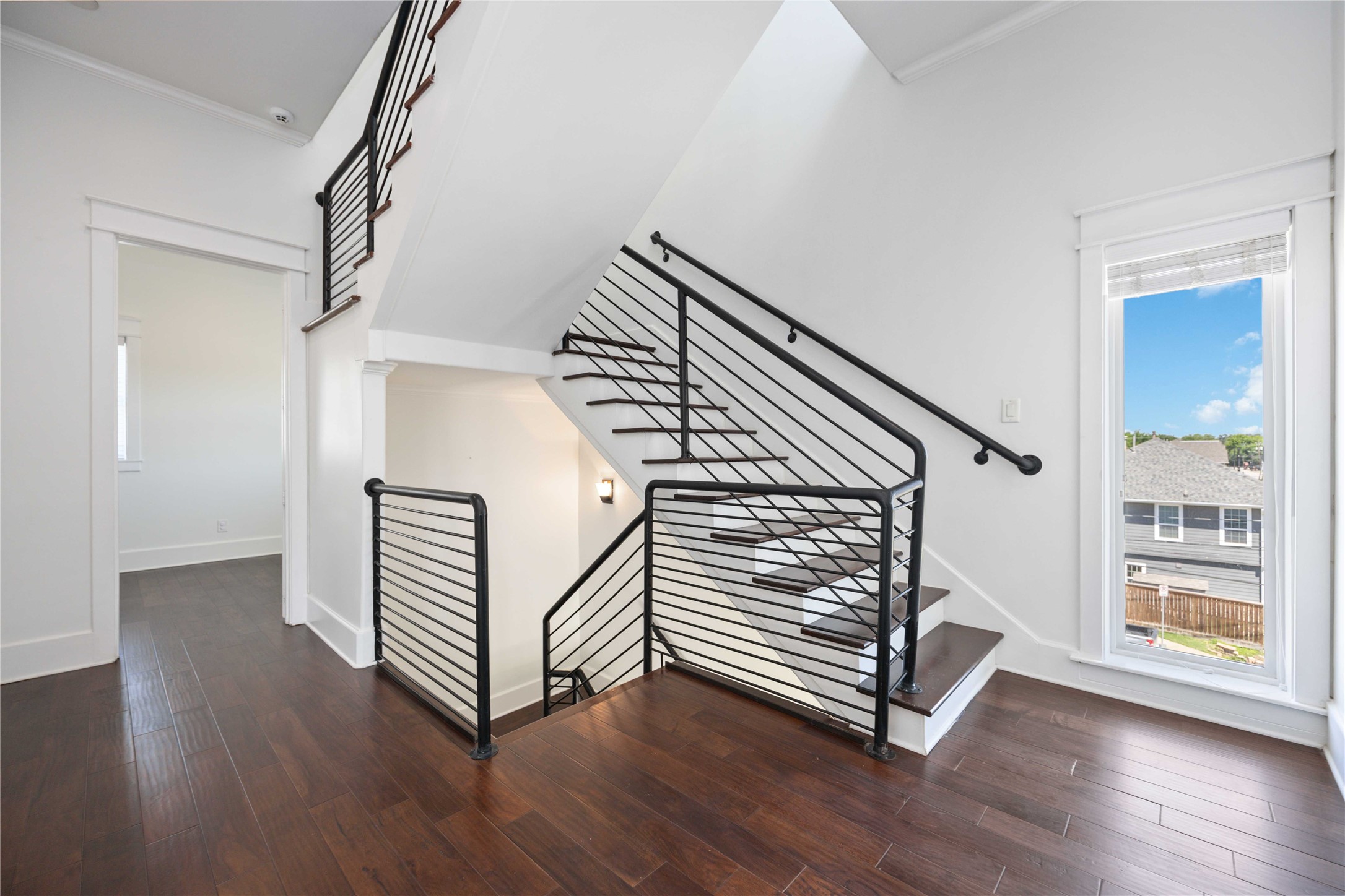 2211 Detering Street, Unit B Houston, TX 77007 - Photo 13 of 22 Second Floor Landing