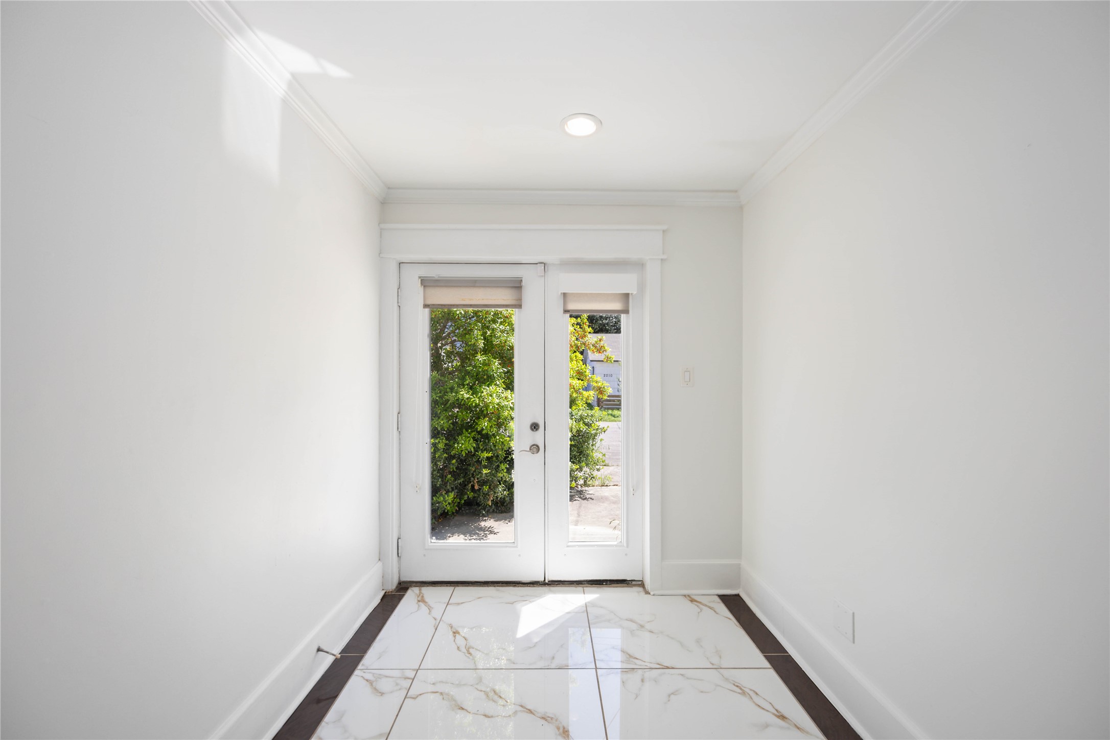 2211 Detering Street, Unit B Houston, TX 77007 - Photo 2 of 22 Bright entryway with double glass doors.