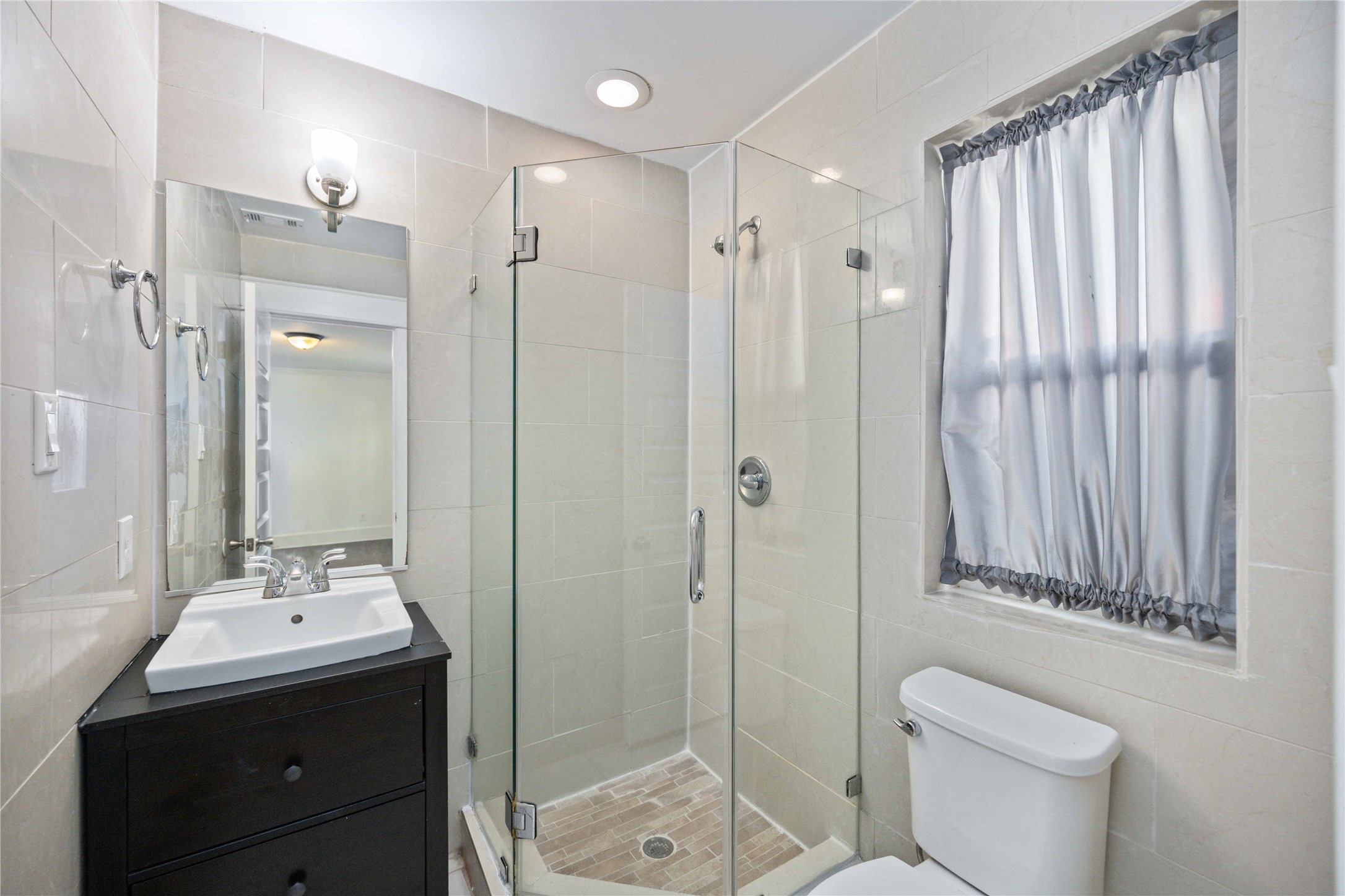 2211 Detering Street, Unit B Houston, TX 77007 - Photo 5 of 22 Secondary Bathroom Located on First Floor