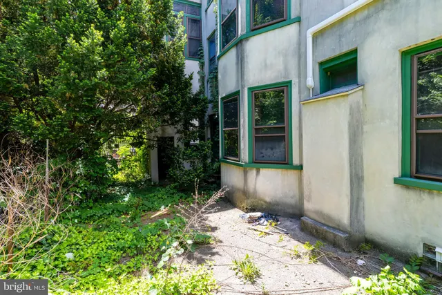 a view of a entryway of the house