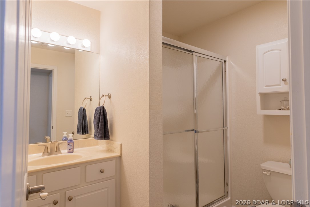 40 Lighthouse Road, Unit 5204 Lake Ozark, MO 65049 - Photo 10 of 30 Guest bathroom