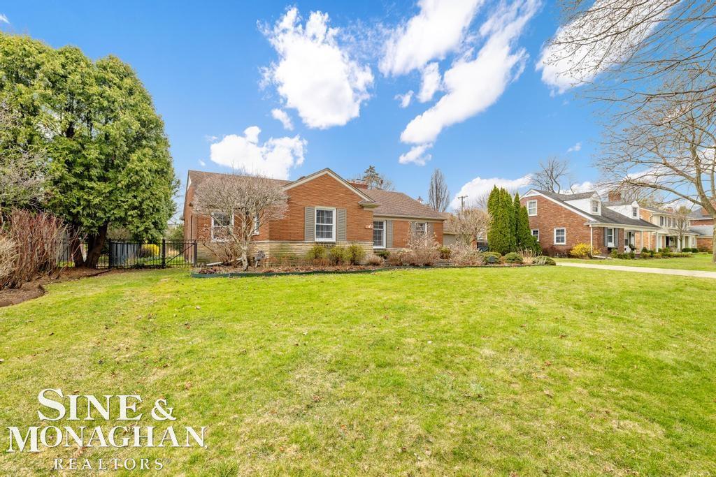 51 Roslyn Road Grosse Pointe, MI 48236 - Photo 42 of 47 50171090-1ff780da-4bf6-4ce9-99d3-ce75b0fbfc38.JPG