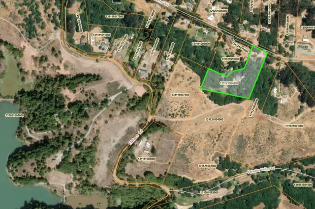 a view of a yard with a tree