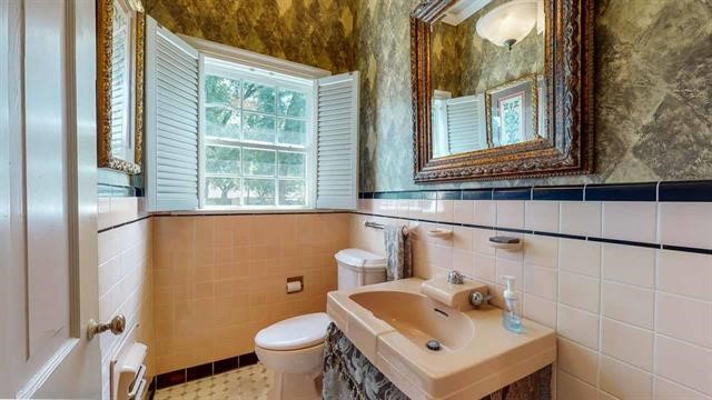 5975 Calder Avenue Beaumont, TX 77706 - Photo 13 of 35 a bathroom with a sink and a toilet